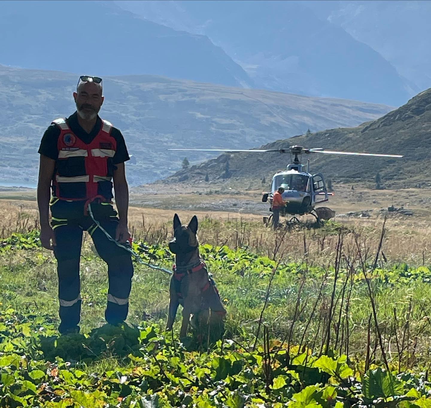 Marco e Loki in montagna durante un'attività dell'unità cinofila