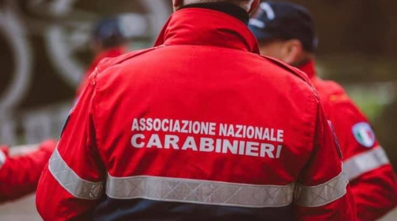 Volontari dell'Associazione Nazionale Carabinieri in uniforme